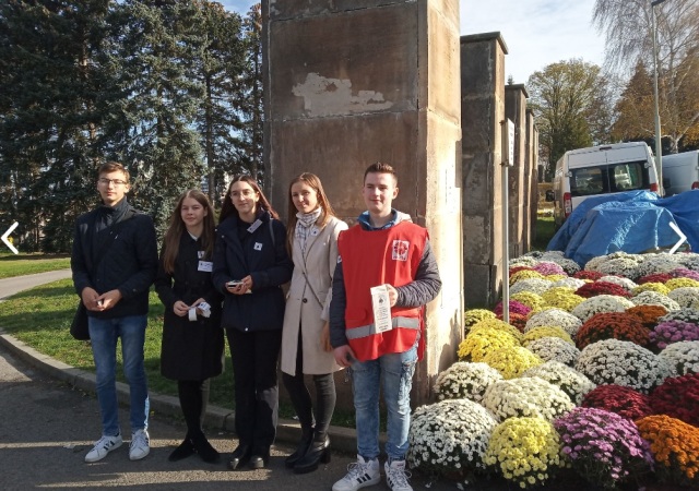Uczniowie II LO podczas kwesty na cmentarzu w Rzeszowie